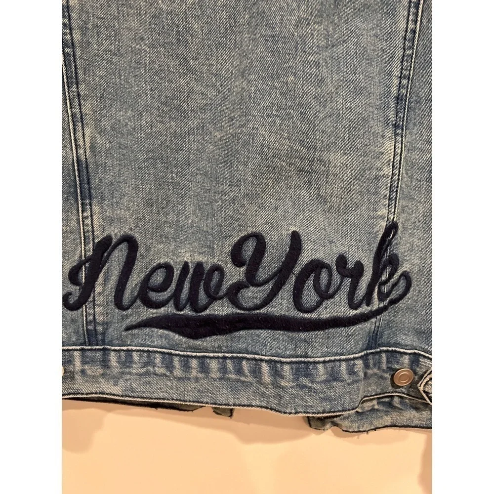 Forever 21 NEW YORK GRAPHIC EMBROIDERED OVERSIZED DENIM JACKET - SIZE L - Picture 4 of 7
